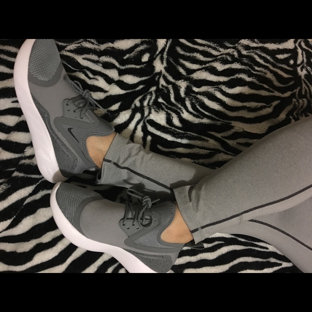 💯 Authentic Nike Lunar Charge 👟